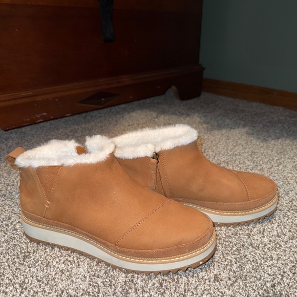 TOMS fuzzy boots - Picture 2 of 3